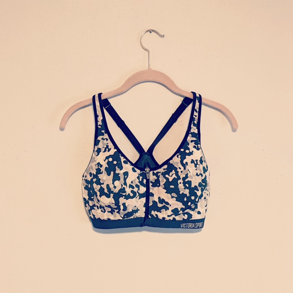 VICTORIA'S SECRET Knockout Sports Bra Size 34DD Grey White Camo